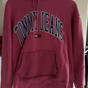 Tommy jeans hoodie - Fint skick använd fåtal gånger, storlek S men passar även M.