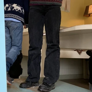 Zara jeans - Otroligt fina Zara jeans, ganska små i storleken passar en xs - liten S. Är absolut öppen för prisförslag, kan mötas upp i Stockholm och det är bara att skriva för fler bilder!! 