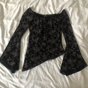 Broderad bell sleeve top  - Retro märke Tendance I gott skick. Off shoulder stil, med ljus lila broderi. Finns ingen storlek på plagget men hade tippat på S/M. Dock är hela plagget gjort av stretchigt tyg och passar även större storlekar som mig (L/XL). Köpare står för frakt.