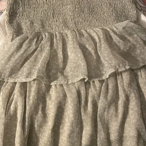 En grön sommar kjol  - En jätte söt grön sommar kjol med vita detaljer på 🤩 säljer då den är för stor😖 har aldrig använt dem!