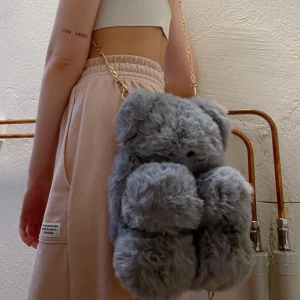 Väska / gosedjur med kedja! - gullig väska som ser ut som en nallebjörn! Helt oanvänd. medföljer en kedja så att man kan ha den som axelväska, men finns också ringar på botten av väskan om man hellre vill ha den som ryggsäck. kul på fest eller festival!