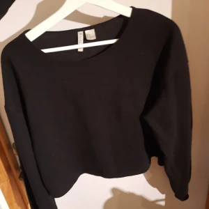 Tröja - Cropad tröja, välanvänd men i fint skick  