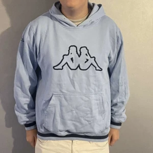 Kappa Hoodie - En ljusblå kappa Hoodie i storlek M