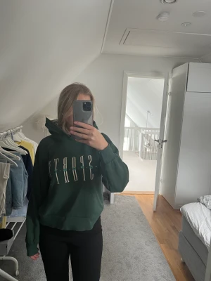 Mörkgrön hoodie strl S - Säljer denna fina mörkgröna hoodie. Endast använd ett fåtal gånger. Köpt från Gina tricot och är i strl S. Köparen står för frakt. 💞