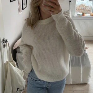 Mysig stickad tröja 🤍 - Supermysig stickad tröja från Bikbok med Alpaca Blend i 🤍 storlek S 🌟