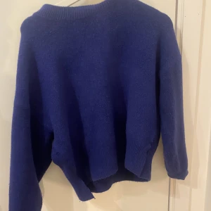 Stickad Zara tröja - Kungsblå stickad marinblå tröja i strlk M skulle säga passar s/m  Slutsåld från Zara  