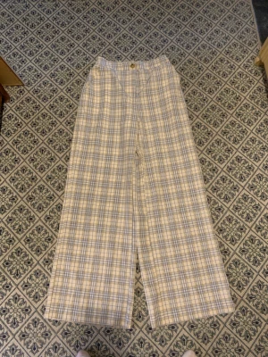 Rutiga byxor - Grå och beige rutiga byxor. För långa för mig. Skulle passa någon närmare 170 och uppåt. Annars jättefina och sköna!