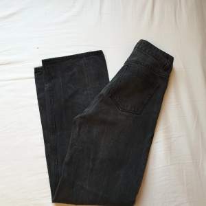 Ett par svarttvättade/gråa jeans från H&M med så fin passform. Hög midja och vida ben. Säljer pga liite för små för mig + har massor av liknande jeans redan. Jag kan ta mått om så önskad!🥰