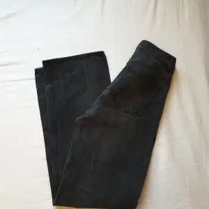 Ett par svarttvättade/gråa jeans från H&M med så fin passform. Hög midja och vida ben. Säljer pga liite för små för mig + har massor av liknande jeans redan. Jag kan ta mått om så önskad!🥰