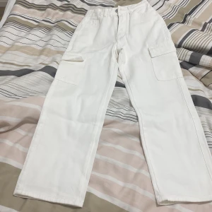 Jeans  - Jag har köp den förre veckan men jag ska sälja den för den passar inte mig den är liten på mig jag borde köpa S istället annars den är jätte fin. Jag köp den för 300kr