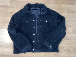 Teddyjacka  - Svart Teddy jacka använd 1 gång, den är i fint skick inga fläckar eller hål, storlek S men passar S & Xs / 150+frakt  om du har några frågor eller bilder hur den sitter på är det bara att skriva 😇
