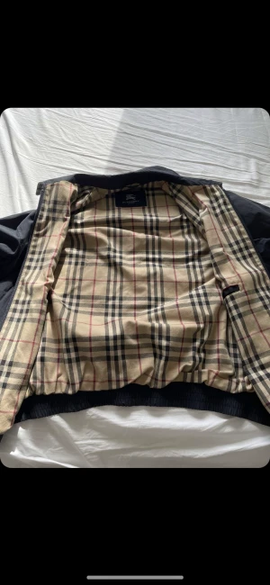 Burberry  - För liten jacka passa på sjukt bra pris 7999kr original släpper för 1500 