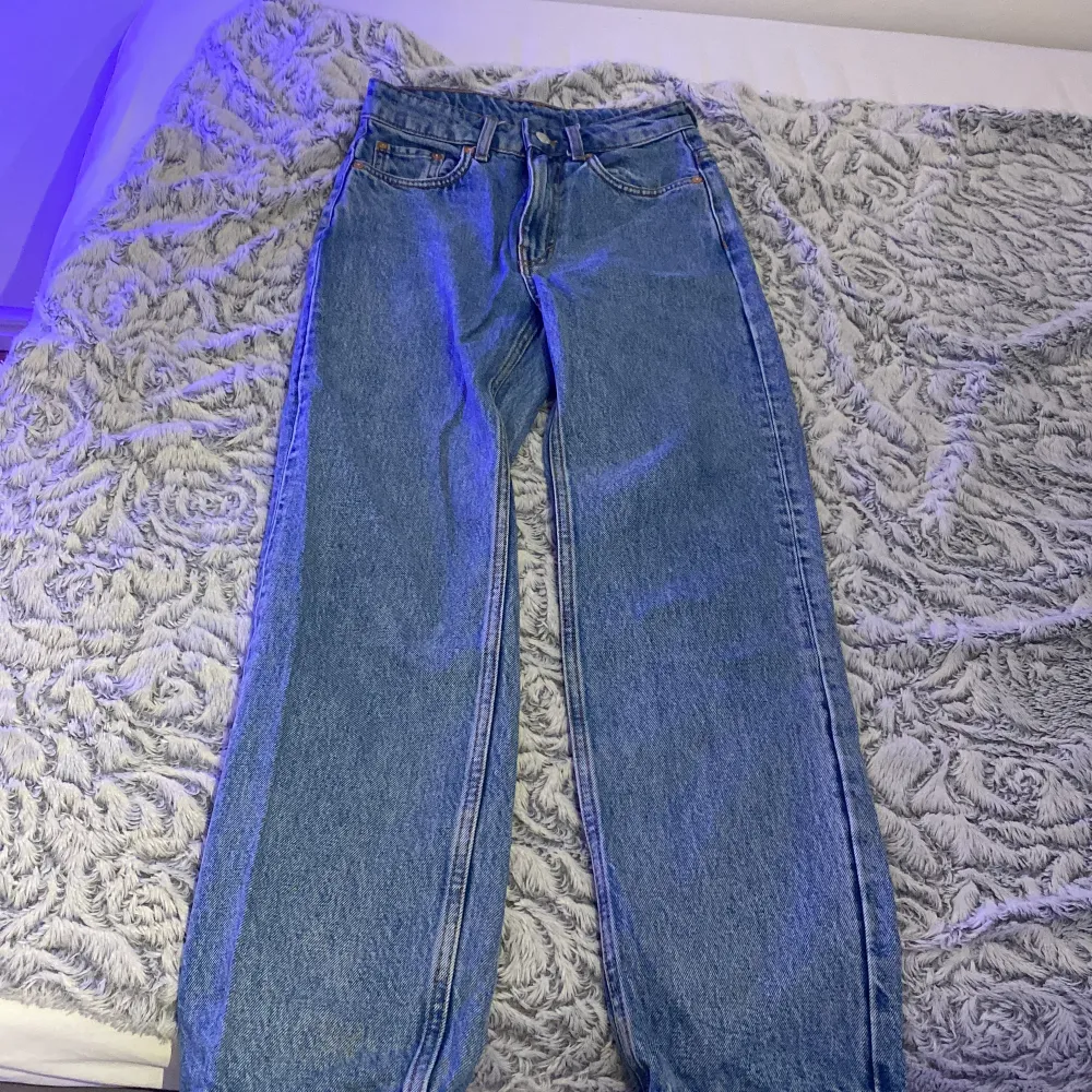 Jätte fina jeans, nästan som nya, använt dom Max 3 gånger . Jeans & Byxor.