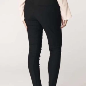 By Malene Birger byxor - By Malene Birger finbyxor, deras ”kända” med resår på sidan. Storlek 36, använda Max 4 gånger. 