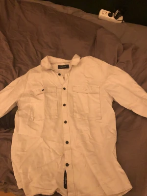 Peak performance Skjorta knappt använd  - Peak performance i beige storlek M i bra skick 