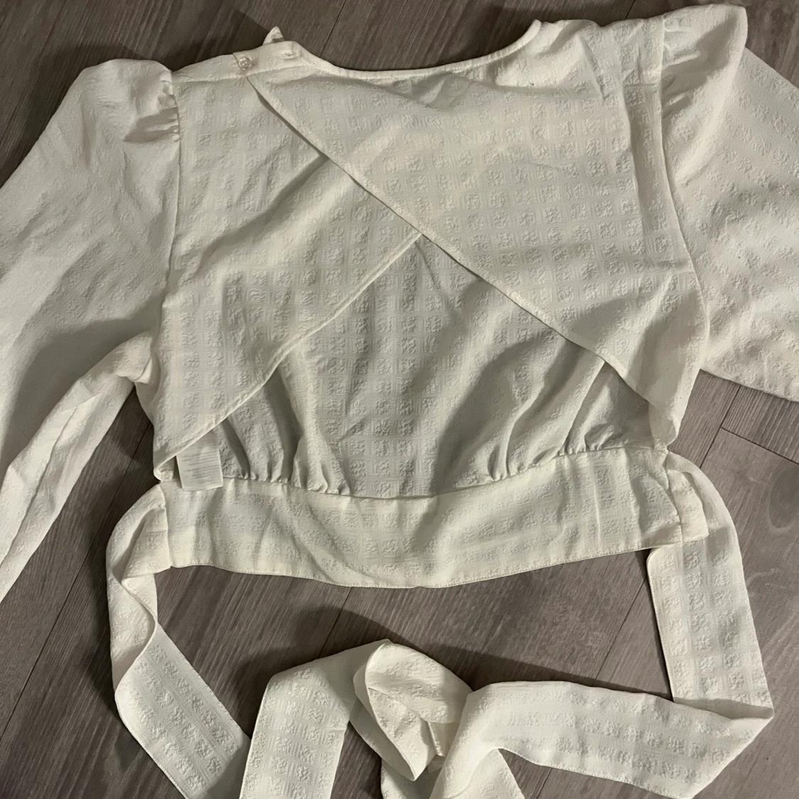 Långärmad blus med öppen rygg - 90