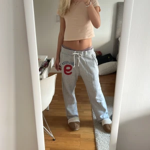 Mjukisbyxor från hollister  - Mjukis från hollister köpta från sellpy. Använda några gånger men är i väldigt bra skick 💗storlek M men man kan dra åt dem i midjan  Spårbar frakt 66kr