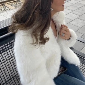 Vit pälsjacka - Säljer min vita pälsjacka från Bershka då jag endast använt den 1 gång. Därav är den i nyskick. Köpt för 700. Kan posta eller mötas i Stockholm/stan 💛