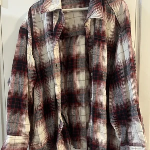 Skjortjacka - Skjortjacka från H&M. Sliten nedre kant. Fickor. Typ oanvänd.