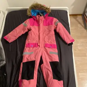 Säljer min dotters overall. Den är i nyskick och är perfekt för vintern. Den har även reflex vilket gör att barnet syns under mörket. Tjock och bekväm overall. 
