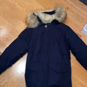 Svea jacka - Jätte fin Svea jacka, nästan aldrig använd. Passar bra för vintern. Finns i både 160 och 170 700 kr för en jacka