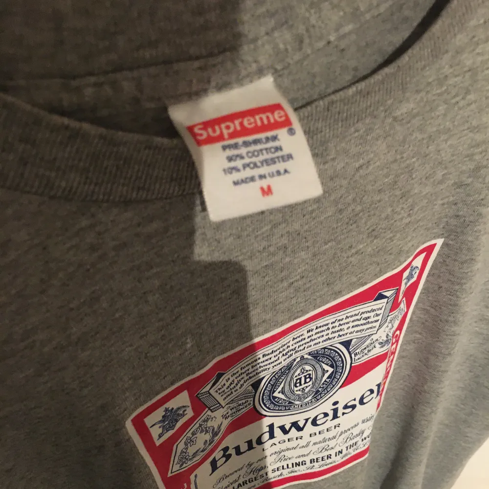 Supreme x Budweiser tshirt som jag har köpt på affären ’2nd street’ i New York i somras. En mycket sällsynt Supreme tshirt som tillverkades i början av 2000-talet. Finns inte många av denna på marknaden. Fint skick, trycket är lite uttvättat på örnen. . T-shirts.