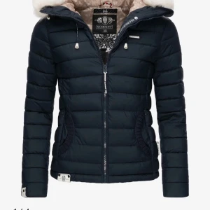 Jacka  - Säljer denna vinterjacka i storlek Xs. Säljer pga inte till användning den är väldigt bekväm och varm att ha  på sig ute på vintern ❤️