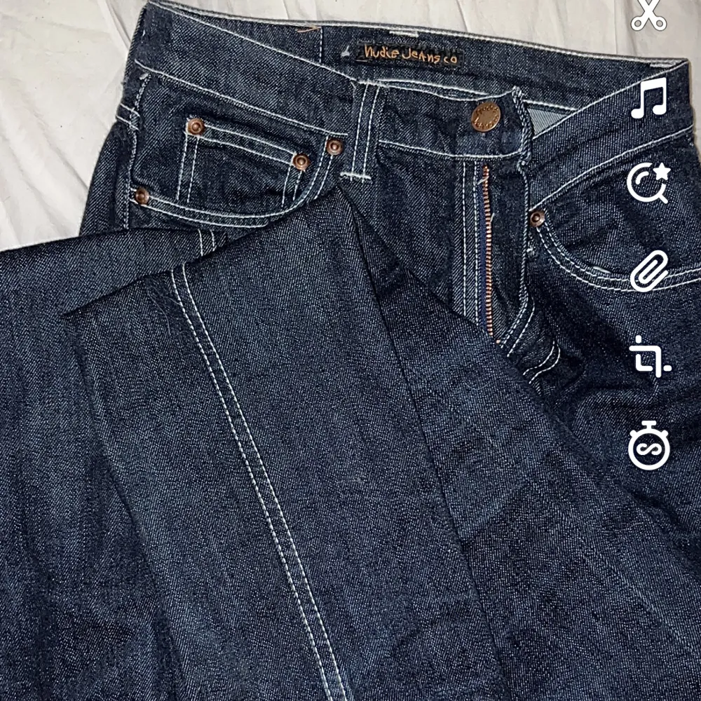 Lågmidjade/lägre midrise från nudie jeans med vita sömmar! Strl 27/34 & jag är 171 cm lång⭐️ små i storlek & LÅNGA i benen❤️ skinny/ lite raka⚡️. Jeans & Byxor.