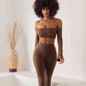 Super fin tröja!! - Så skön och snygg off shoulder tröja från oh polly😍😍 aldrig använd!!