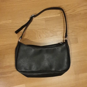 Monki axelväska, svart - Svart väska i imitationsläder, justerbart axelband