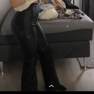 Boutcut läderbyxor  - Boutcut läderbyxor, svarta, Gina Tricot, st XS/S