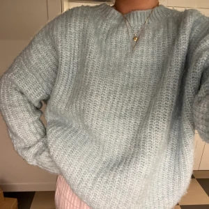 Ljusblå stickad tröja - Mysig stickad ljusblå tröja från Zara sälja då den inte kommer till användning längre❤️andra bilden visar den ljusblå färgen bättre
