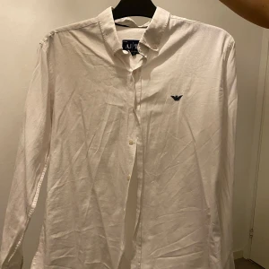Armani skjorta - Denna är så snygg med ett par kostym byxor. (Köparen står för frakten)