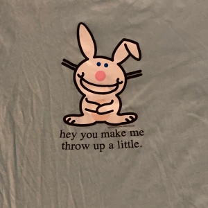 Blå y2k baby tee - Vintage y2k Its Happy Bunny ljusblå baby tee med tryck som passar strl S. Säljer pga att den inte kommer till användning