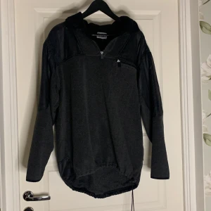 Fleece tröja sport - Otroligt mysig fleece aktig tröja från sport! Väldigt fin men har ett par brännmärken (tyget är smält) så kom med eget pris!!