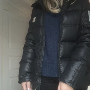 Vinterjacka - Säljer denna snygga dolomite jacka då den inte kommer till användning, varm nu till vintern. Storlek S, postas spårbart eller möts upp i Göteborg❤️‍🔥