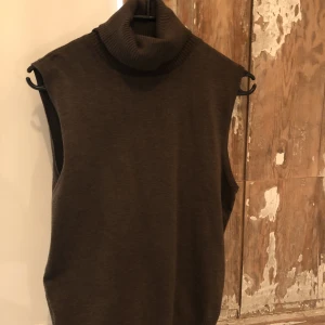 Polo tröja  - Snygg brun polotröja som är brun i storlek S-M. Säljer för 200kr + frakt (66kr). Inga defekter💕