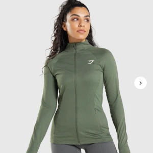 Gymshark zipup - Super fin i materialet. Säljer då jag tröttnat på den. Endast använd få gånger, så u bra skick. Storlek S! Nypris 500kr.