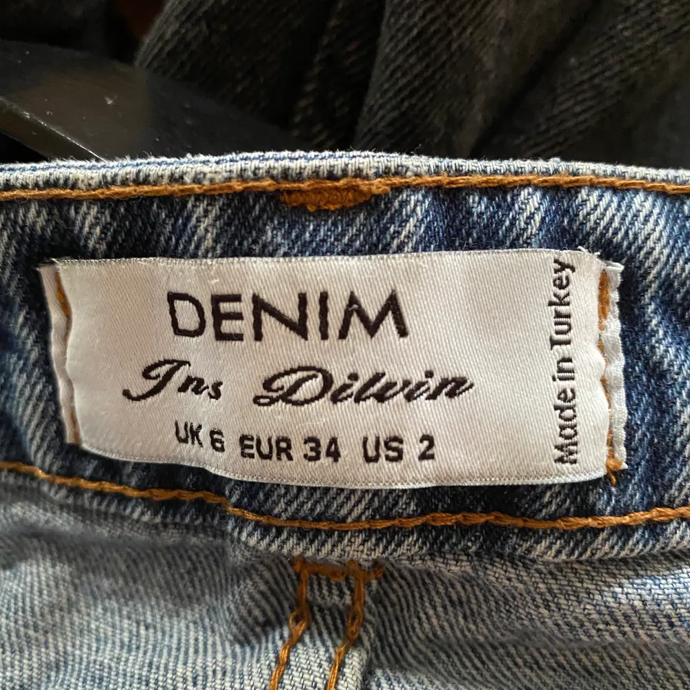 Sköna utsvängda jeans i storlek 34 (jag är 160 lång). Passar bra och är snygga. Jeans & Byxor.