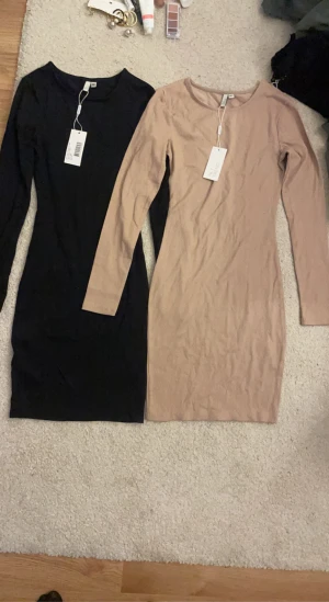 Klänning - Oanvända klänningar i samma modell. Köpt för 449 kr styck. Köp en för 200 kr eller båda för 350 kr