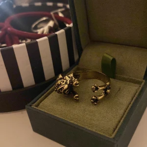 Ring - Säljer denna fina ring som jag köpt second hand, superfin men använder tyvärr inte guld. Justerbar, frakt 14kr