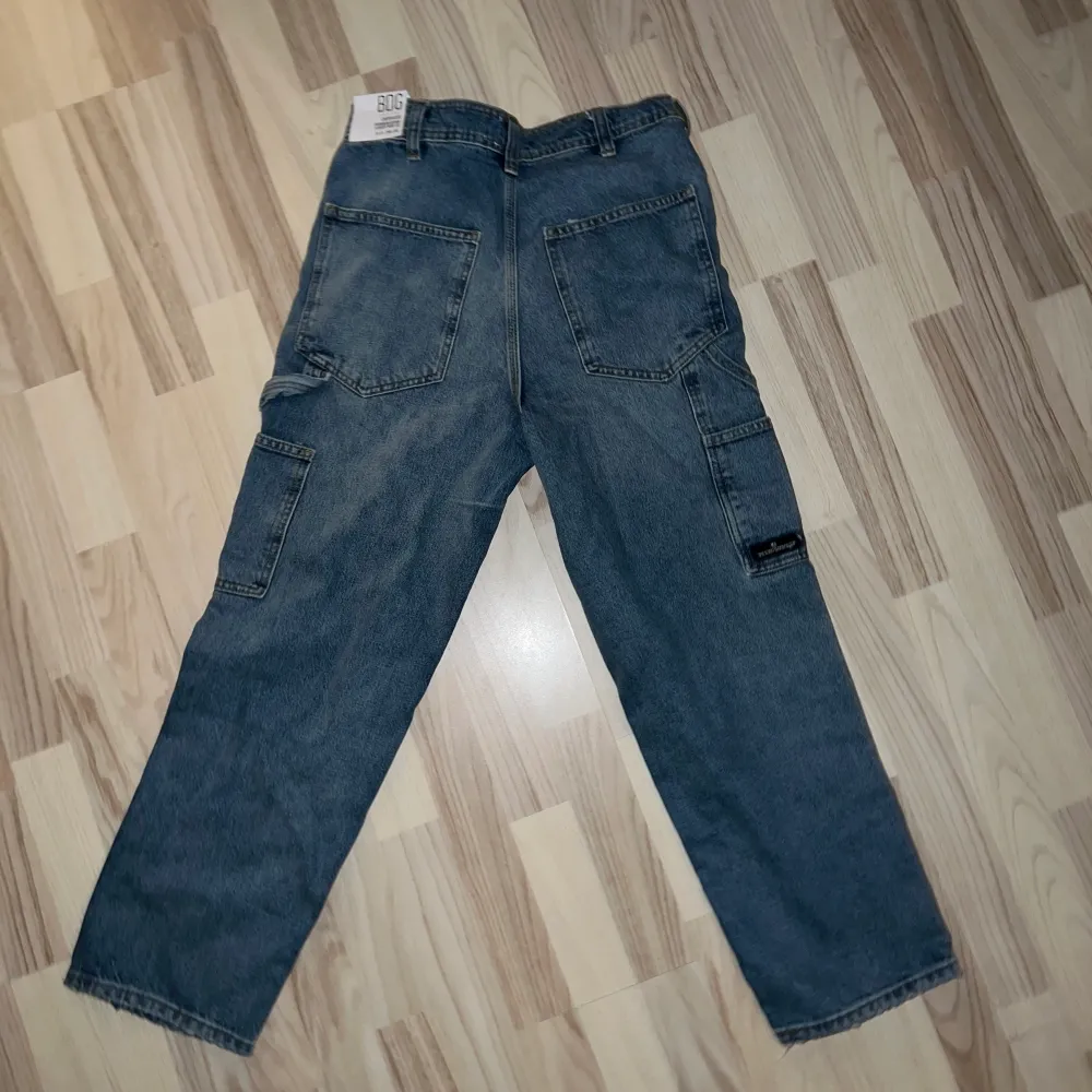 Säljer dessa skitsnygga byxor med coola detaljer pga att dom inte sitter bra på mig. Dom är lite för korta men sitter bra runt midja. Tål att tilläggas, byxorna är ifrån ”herrsidan” därav passform och modell. Storlek: W28 L30 Jag är 163😊 . Farkut & Housut.