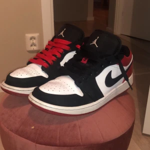 Jordan 1 black toe  - Hej säljer nu mina otroligt fina Jordan 1s black toe.  Just nu får dom upp i pris hela tiden som ni ser på sista bilden. Lägg märke till att de e pund också . Inte så andvända inga slitningar ser nya ut . Har av er om funderingar. PRIS KAN DISKUTERAS)