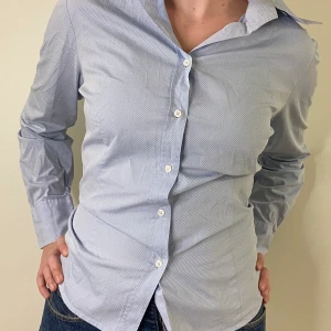Zara skjorta - En superfin Zara skjorta i woman modell så den formar efter kurvorna! Äskkar färgen och passar perfekt till fin kläder. Säljer pga inte min stil☁️ Är XL men passar mer M/L