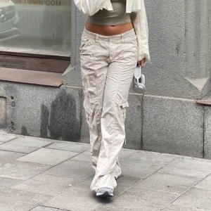 Cargo pants urban outfitters - Säljer dessa populära cargo pants (lånad bild av Alice Stenlöf) strl: XS Pga jag köpte fel strlk. Ursprungligt pris ca 900-1000 kr, säljer för 500 kr (skriv för bilder) lägg bud :)