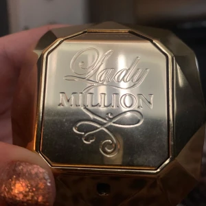 Lady Million 50 nl - Säljer en Lady Million 50 ml, endast provad.  Skickar alla varor spårbart med PostNord. 