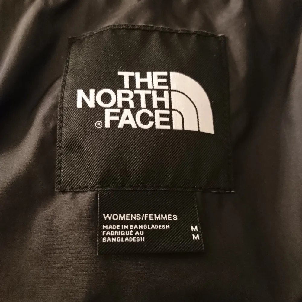 North Face jacka i modellen Himalayan Insulated Puffer Jacket. 💕 Köpte jackan från Plick för ca en månad sedan och har endast använt den en gång. Förra ägaren köpte jackan förra året och den har inga hål eller slitage.  . Jackor.