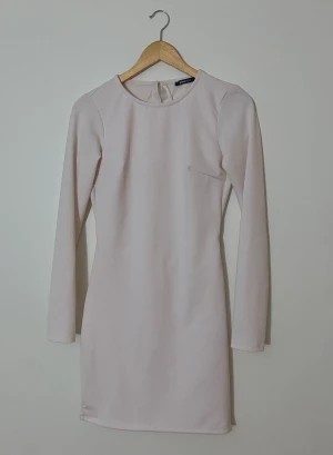 Klänning med öppen rygg  - Fin klänning med vacker öppning vid ryggen. Använd 1 gång 