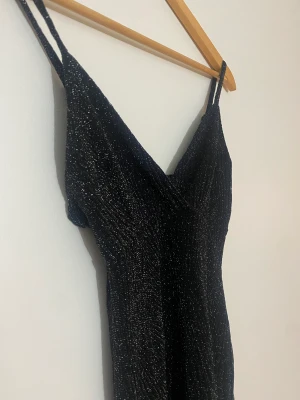 Glittrig klänning  - Glittrig klänning, tight som formar sig skitsnyggt på kroppen! ✨ Passar bra till bland annat nyår 🎉