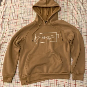 Beige vinter hoodie med tryck - Jätte varm och mysig. Säljer för att den ej kommer till användning nå mer.